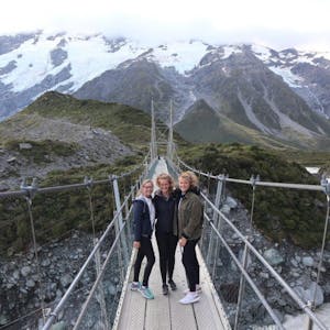 Hängepartie (v.l.): Amira Lepperhoff mit Reisebegleiterin Isabella Rink und Besucherin Luca von Woyski am Mount Cook.