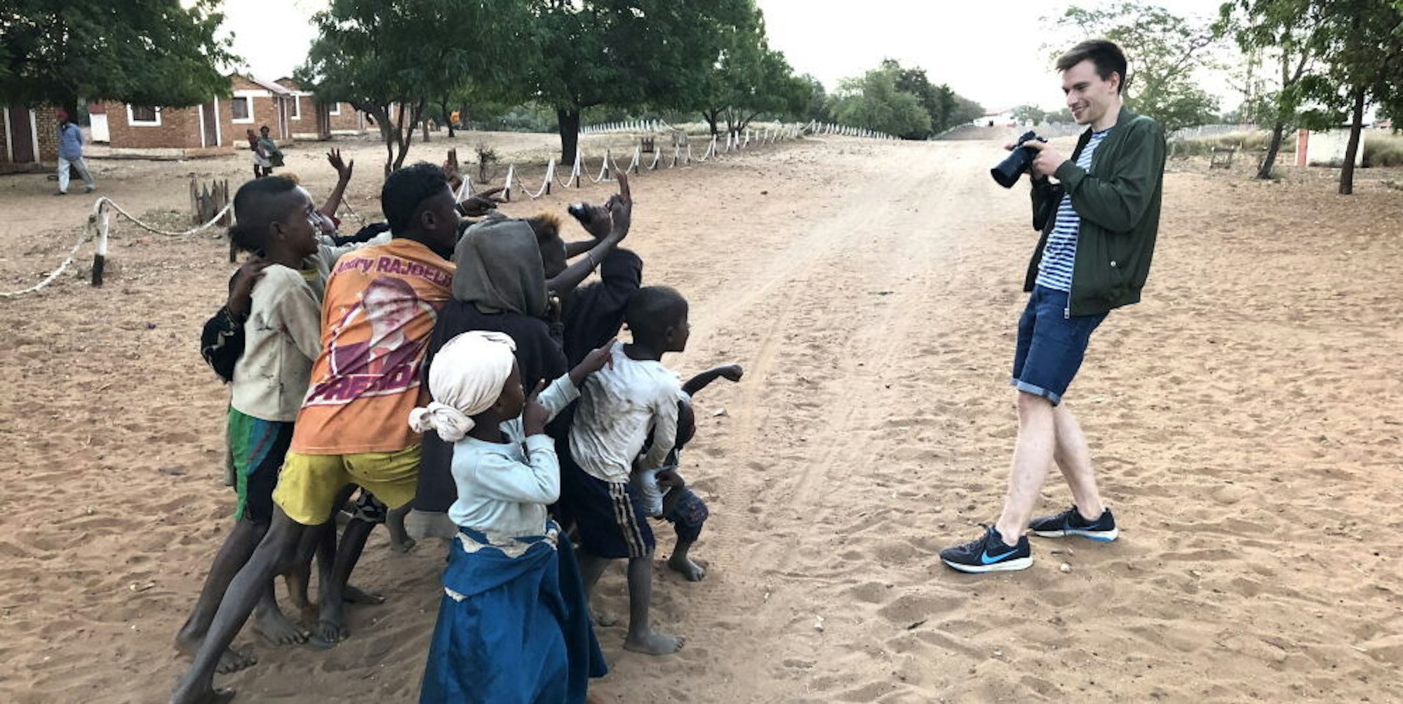 Die Kinder in Madagaskar freuten sich, wenn Zahnmedizinstudent Tim Halstenbach sie mit seiner Kamera fotografierte.