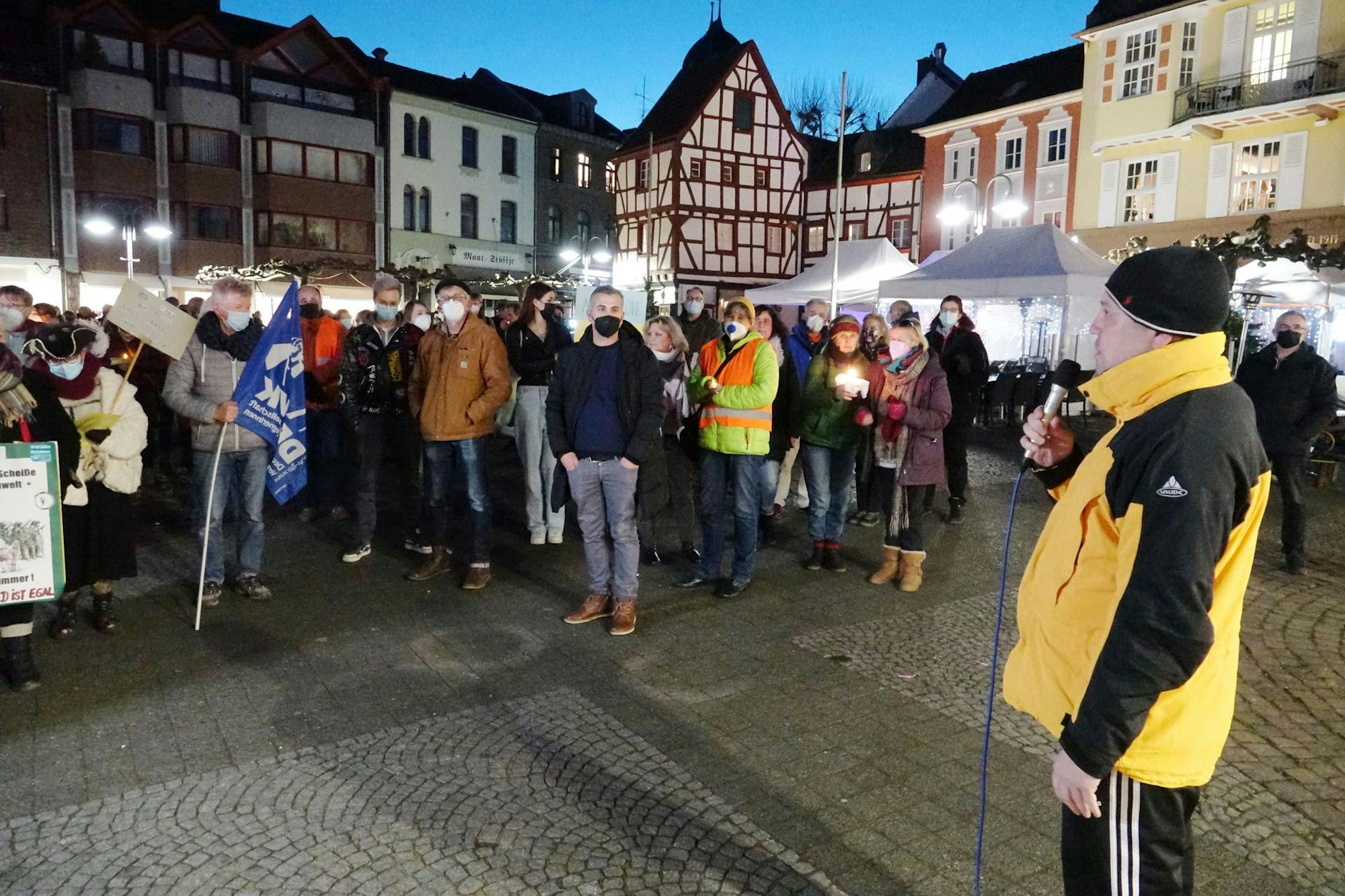 Euskirchens Bürgermeister Sacha Reichelt besuchte die Kundgebung auf dem Alten Markt und forderte die Teilnehmer auf, in ihrem Engagement für den Frieden Beharrlichkeit zu zeigen.