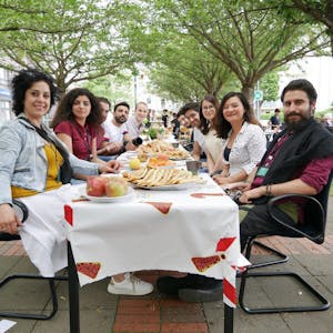 Ein Tisch für Alle: „In-Haus“-Gründerin Elizaveta Khan (2. v.l.) mit ihrer Crew und Besuchern auf dem Ottmar-Pohl-Platz