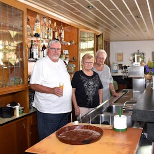 Nach 65 Jahren schließen Toni und Marie-Luise Breuer (r.) mit Germi Brunner das Haus Breuer.
