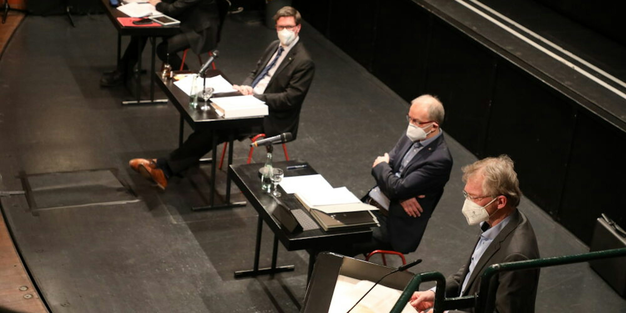 Hart ins Gericht ging der Sprecher der Bürgermeister Frank Stein (rechts) bei seiner Rede im Kreisausschuss mit Landrat Stephan Santelmann (links) und Kreiskämmerer Klaus Eckl (Mitte).