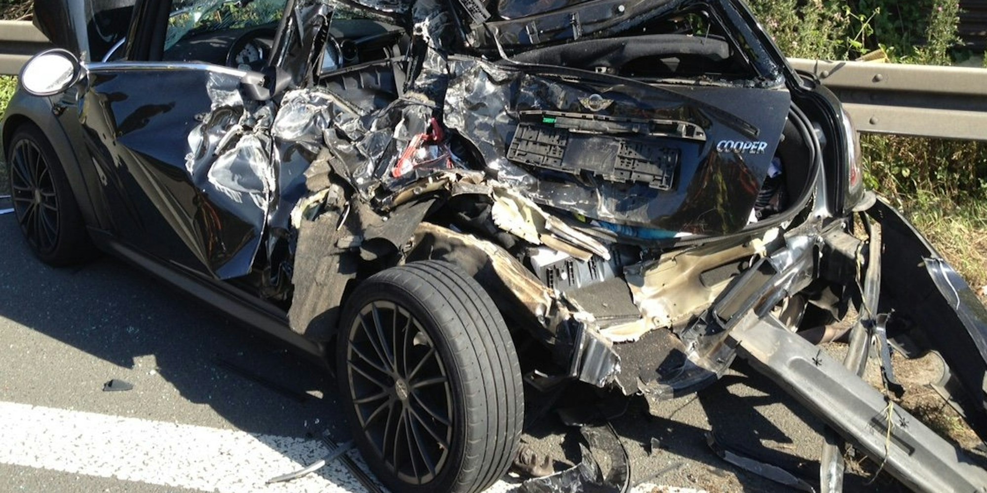 Der völlig zerbeulte Mini Cooper – die Fahrerin wurde mit einem Hubschrauber in die Klinik geflogen.