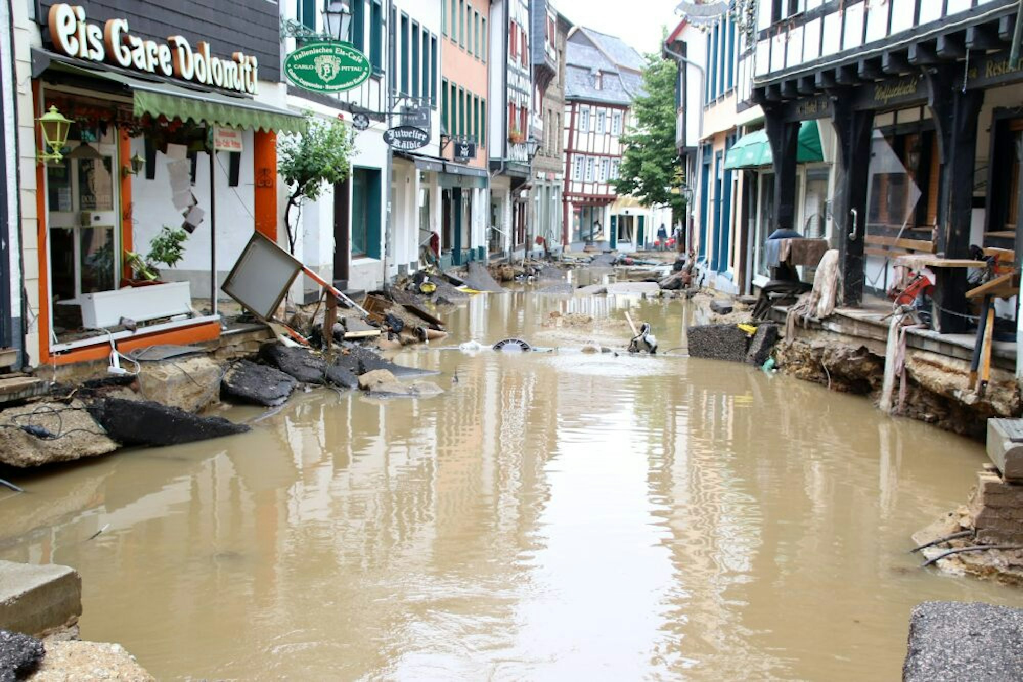 Das Wasser stand auch noch Tage nach der Flut in der Münstereifeler Kernstadt (Archivbild).