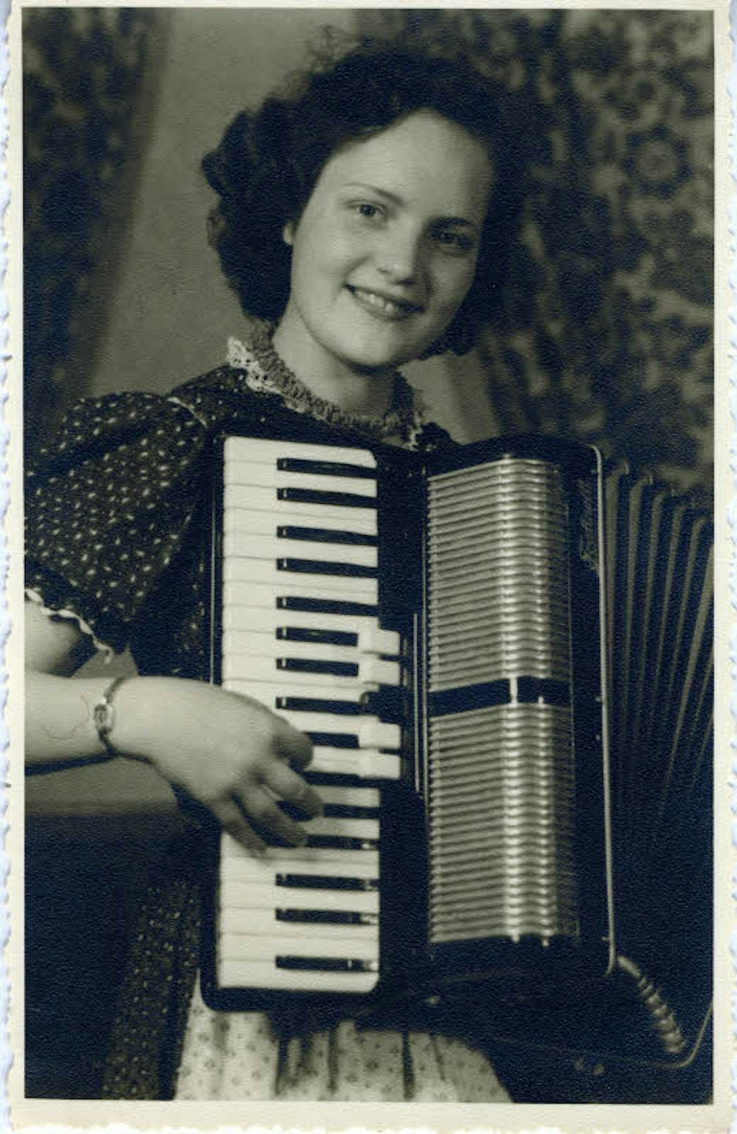 Jutta Gersten mit ihrem Akkordeon