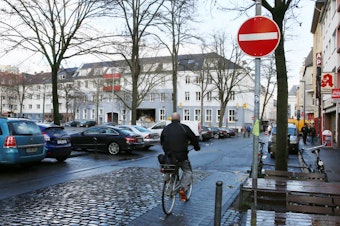 Zahlreiche Bürger fordern, Einbahnstraßen in beide Richtungen für Radfahrer zu öffnen.