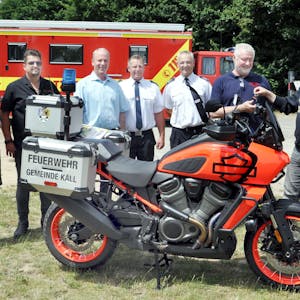 Ein Traum in Feuerwehrrot: die Kaller Feuerwehr kann sich über ihr neues Motorrad freuen.