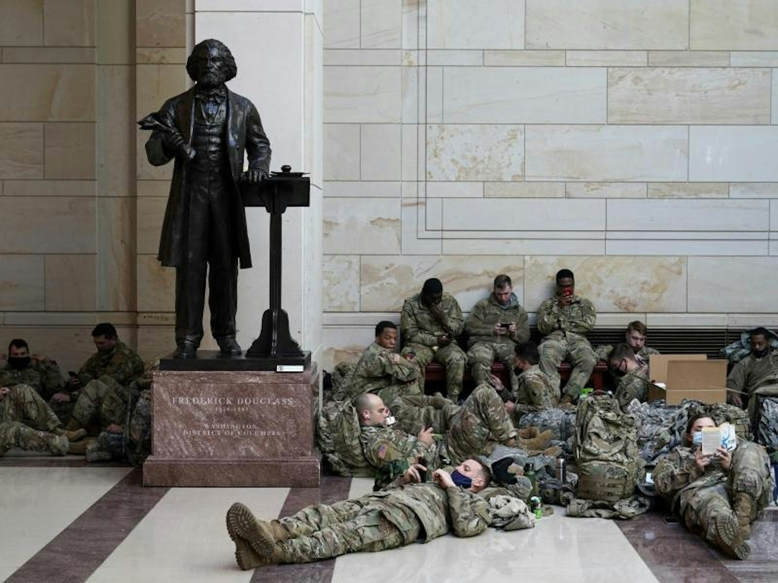 Soldaten im Besucherzentrum des US-Kapitol neben dem Denkmal von Frederick Douglass.