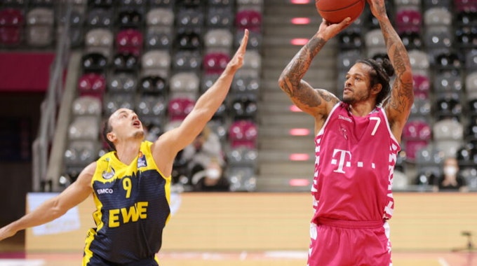 Karsten Tadda (l.) gilt als bissiger Verteidiger. Hier in einer Szene gegen den Bonner Chris Babb aus dem Spiel der Telekom Baskets gegen Oldenburg vom Dezember 2020.
