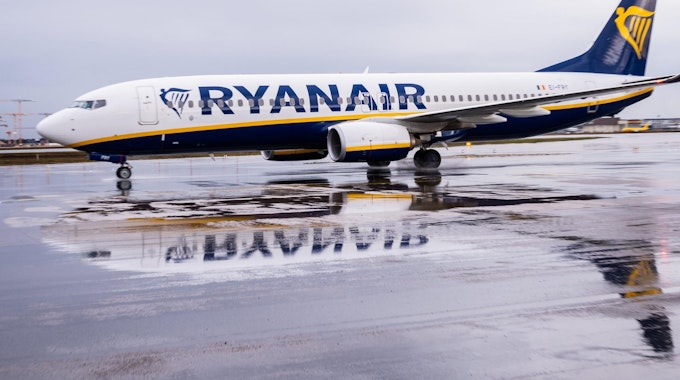 Das Symbolfoto von 2020 zeigt ein Flugzeug von Ryanair.