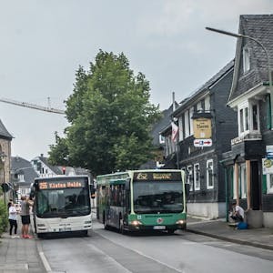 Nach der Aufgabe des Touristikgeschäftes und der Schließung seiner Reisebüros droht Wiedenhoff (im Bild zwei Busse der Flotte in Witzhelden) nun der Entzug des Linienbus-Verkehrs.