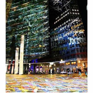 Die Lichtinstallation „Time Drifts“ war bereits im Oktober 2012 auf dem Potsdamer Platz in Berlin zu sehen.