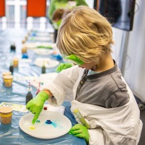 Warum mit Farbe beträufelte Zuckerwürfel sich im Wasser auflösen und dabei bunte Bilder entstehen, lernen die Kinder beim Experiment „Zuckerbilder“.