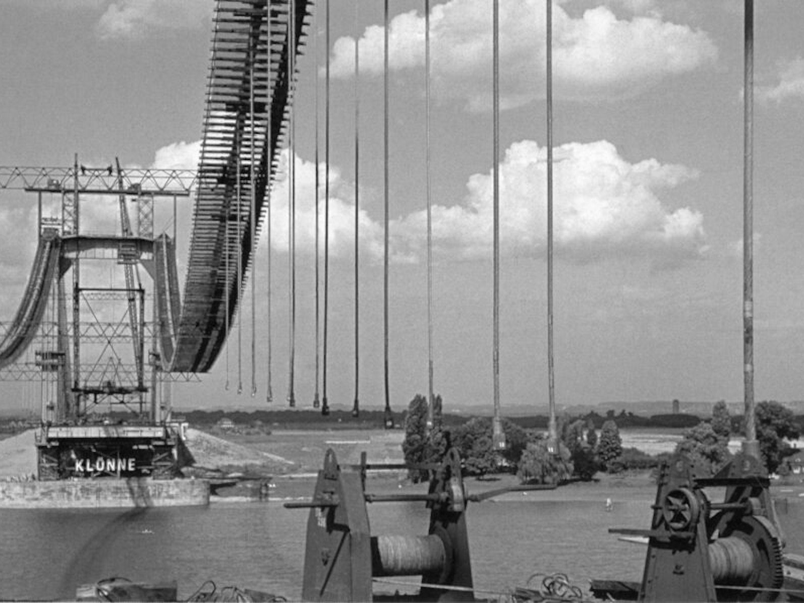 Die erste Hängebrücke Deutschlands und die größte Europas war die Rodenkirchener in ihren Anfängen.