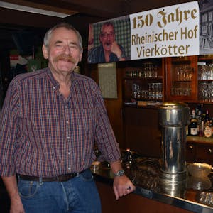 Der 110 Jahre alte Tresen erinnert nicht nur Besitzer Gerhard Vierkötter an die Geschichte seines Hauses.