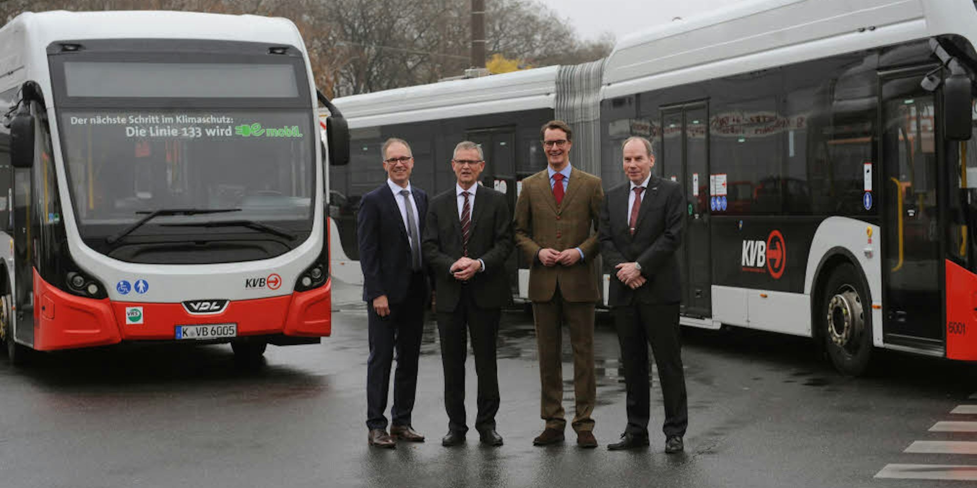 Norbert Reinkober (Nahverkehr Rheinland), Jürgen Fenske, Minister Hendrik Wüst und Jörn Schwarze (v.l.) vor den E-Bussen.