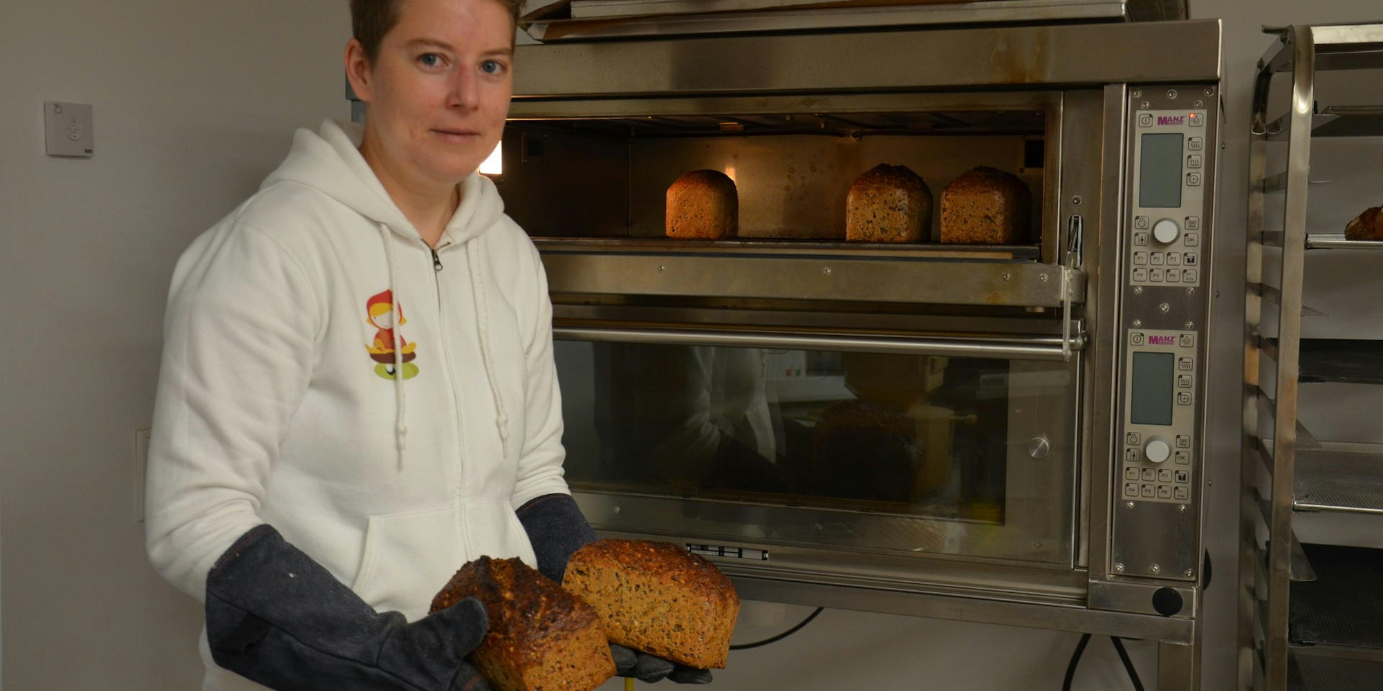 Milena Drefke in ihrer Backstube, in der sie das Brot aus rein biologischen Zutaten herstellt.