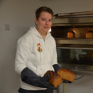 Milena Drefke in ihrer Backstube, in der sie das Brot aus rein biologischen Zutaten herstellt.