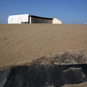 Die Kuppe ist weg: Nachdem 50 000 Tonnen Erde vom Kalkberg gebaggert wurden, ist die Rückseite des Hangars freigelegt.