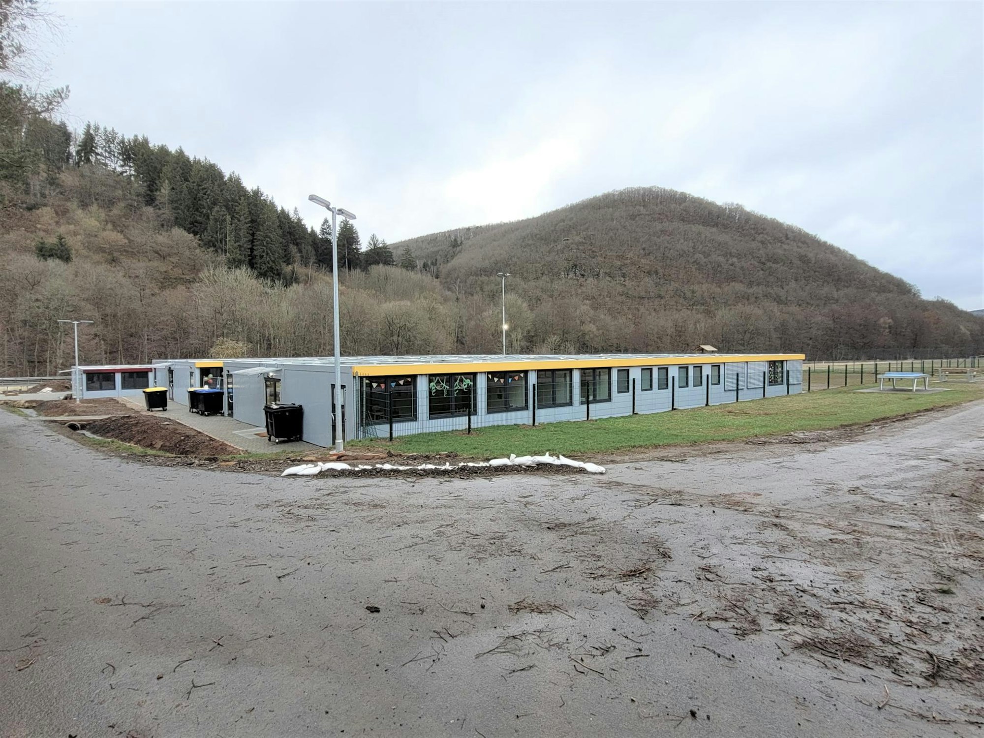 Bislang provisorischer Standort: Am Sportplatz in Olef soll ein viergruppiger Kindergarten gebaut werden, schlägt die Stadtverwaltung vor.
