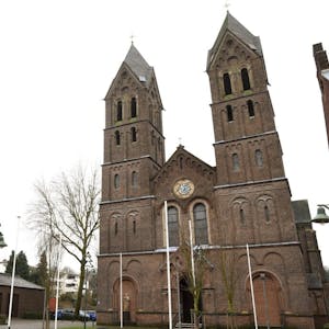 Zwischen der Schlebuscher Kirche St. Andreas und ihrem Haus der Begegnung (links) ist ein Neubau geplant.