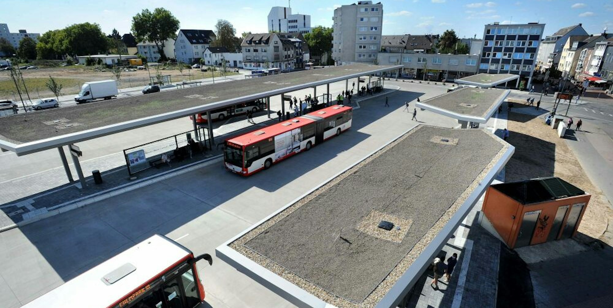 Der neue Busbahnhof in Opladen, frisch eingeweiht. Rund um den Bahnhof, an dem verschiedene Mobilitätsarten zusammenkommen, sollen demnächst Fahrgäste befragt werden.