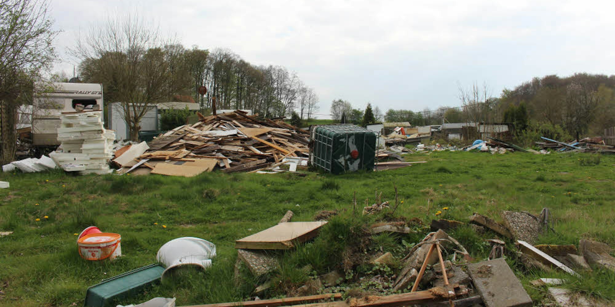 Der Campingplatz Hasenberg ist von Trümmern übersät. Doch der Eigentümer konnte sich mit seinen Bauplänen nicht durchsetzen.