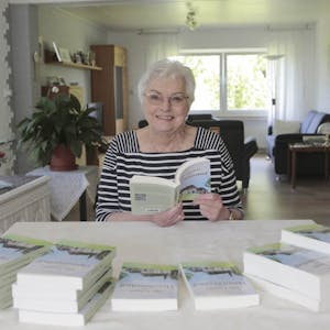 Die Wipperfürther Autorin Christine Kaula mit ihrem gerade erschienen Erstlingsroman „Die Frauen vom Heintzenhof“.