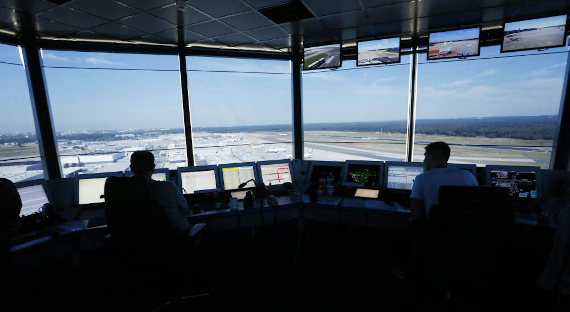 Die achteckige Kanzel ermöglicht den Lotsen einen 360-Grad-Blick auf den Flughafen.