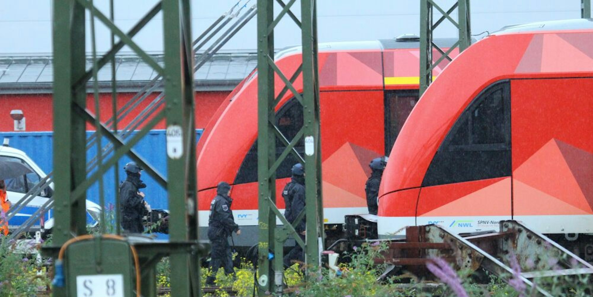 Auf dem Betriebsbahnhof Deutzer Feld in Köln durchsuchten Polizisten am Samstag Züge nach weiteren Sprengsätzen.