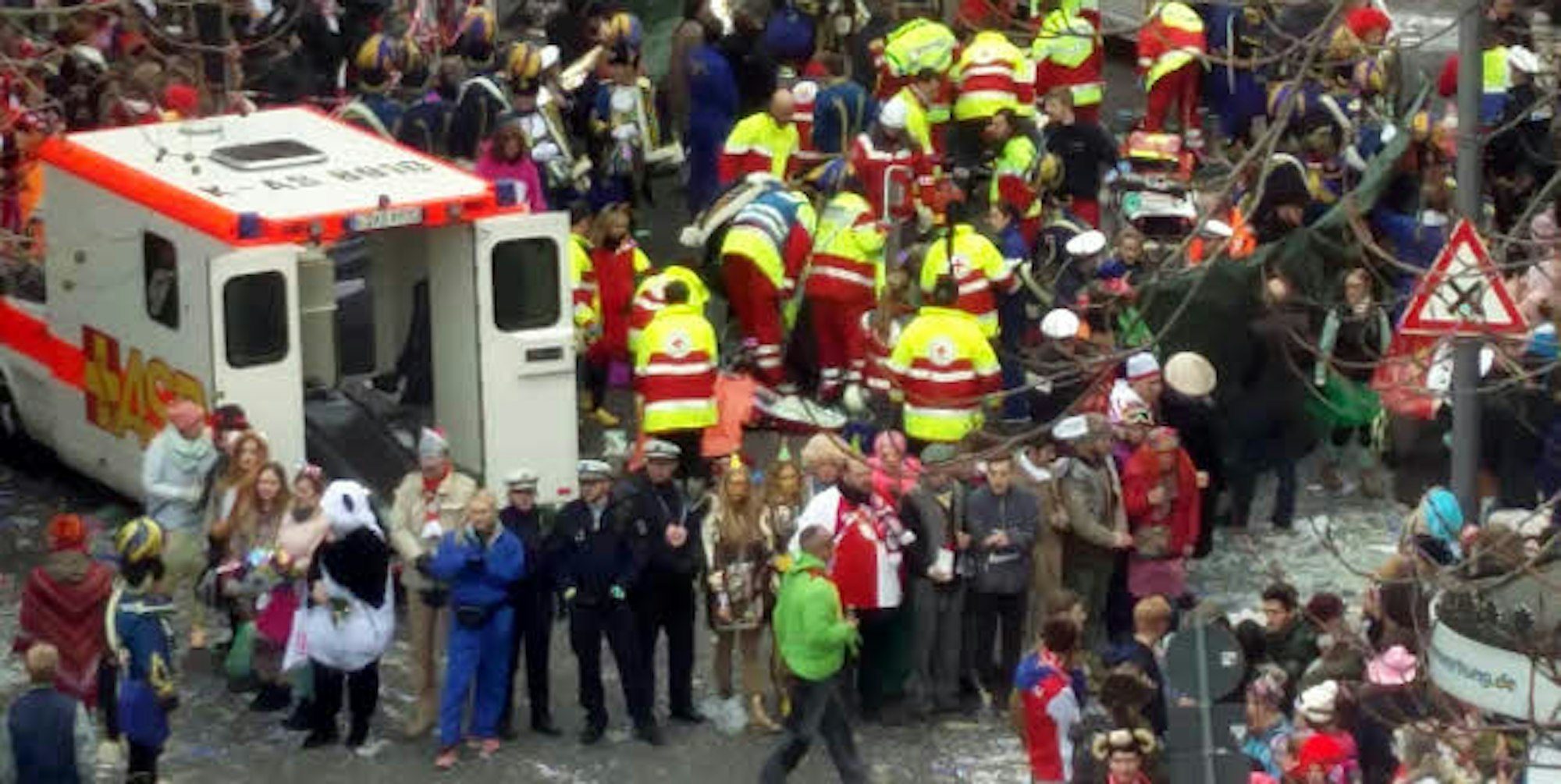 In der Neven-Du Mont-Straße gingen im Rosenmontagszug die Pferde einer Kutsche durch. Rettungskräfte und andere Helfer vorsorgten die insgesamt vier Verletzten vor Ort.