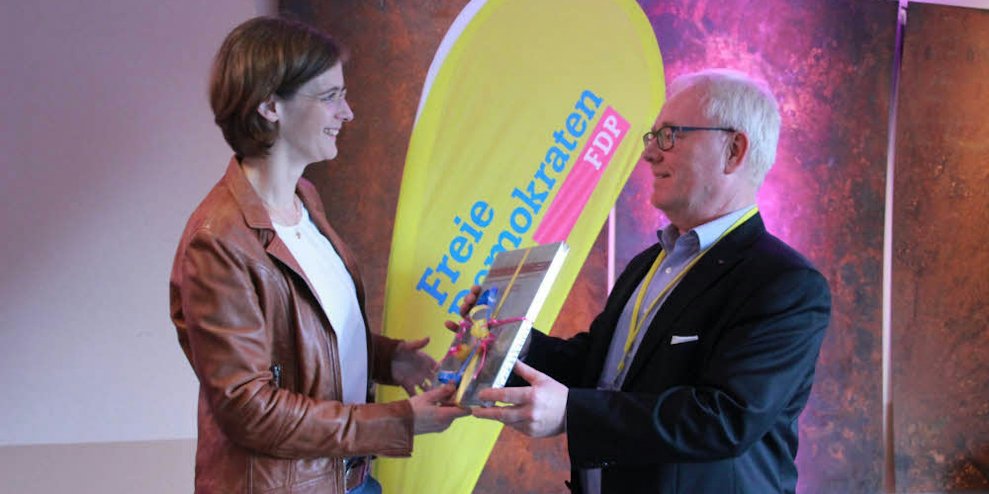 Jessica Gaitskell, FDP-Europakandidatin für den Rhein-Sieg-Kreis, war zu Gast beim FDP-Ortsverband Neunkirchen-Seelscheid mit Ortsvorsitzendem Helmut Marzahn.