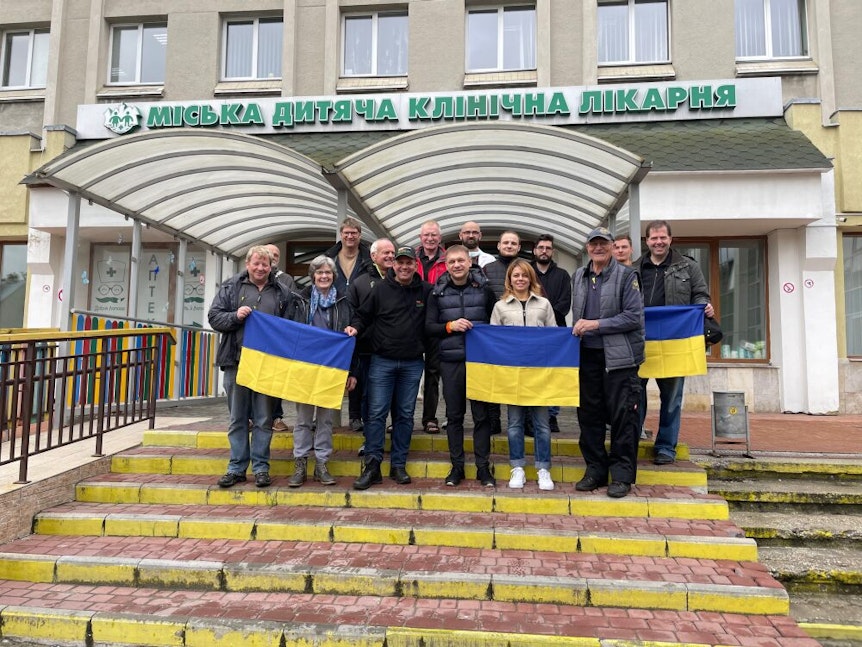 Zeichen der Solidarität: Die Hilfstransporteure mit ihren Kontaktpersonen von der Kinderklinik in Lviv.