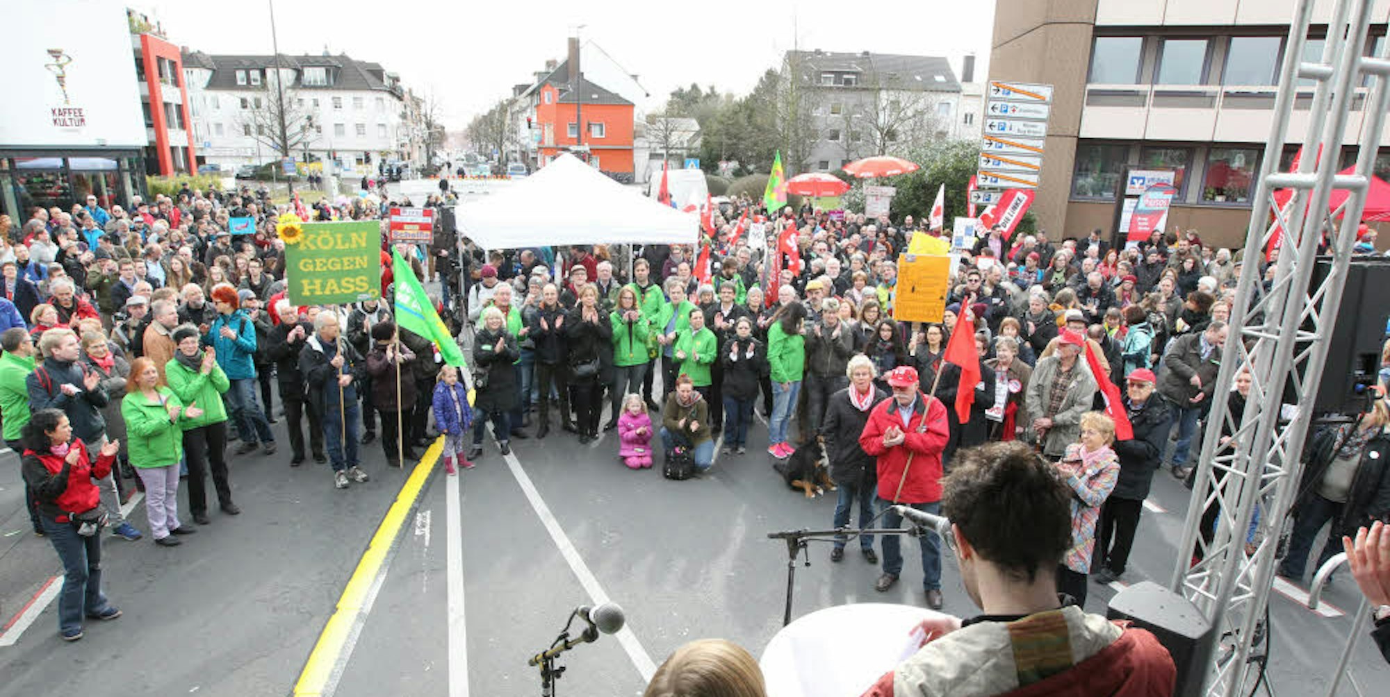 Rund 400 Teilnehmer hatte die Protestaktion des Bündnisses Bunter Rhein-Sieg-Kreis vor dem Rathaus.