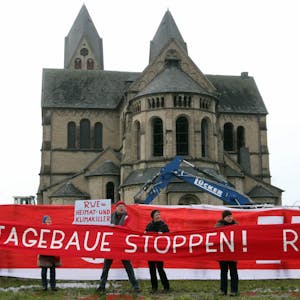 Kurz bevor die Abrissbagger am Montag die Arbeit aufnahmen, forderten Aktivisten bei Mahnwachen am „Immerather Dom“ den schnellen Ausstieg aus der Braunkohleförderung.