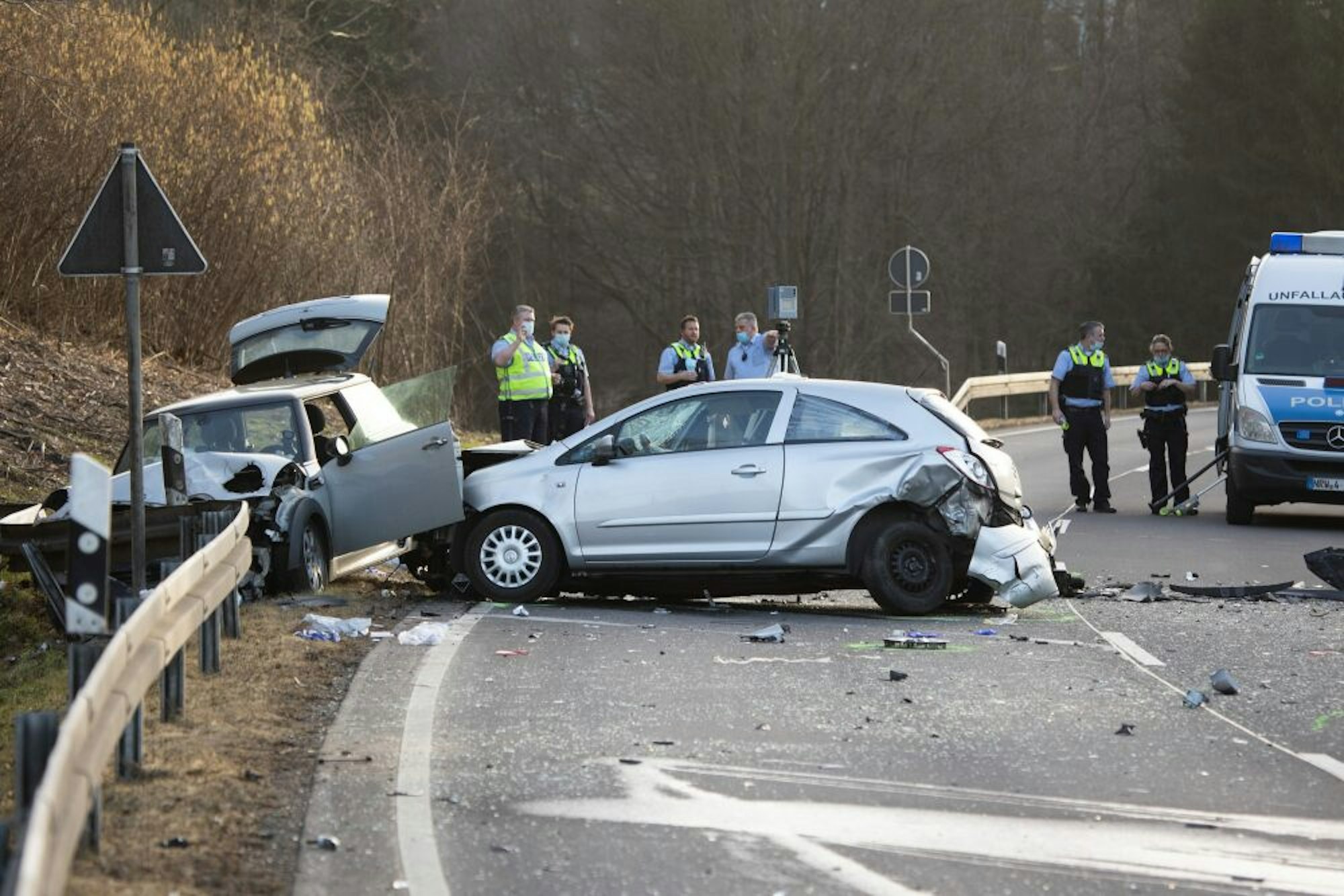 In der falschen Richtung unterwegs war der Fahrer des Opel Corsa (r.), der genau wie seine Frau schwer verletzt wurde.