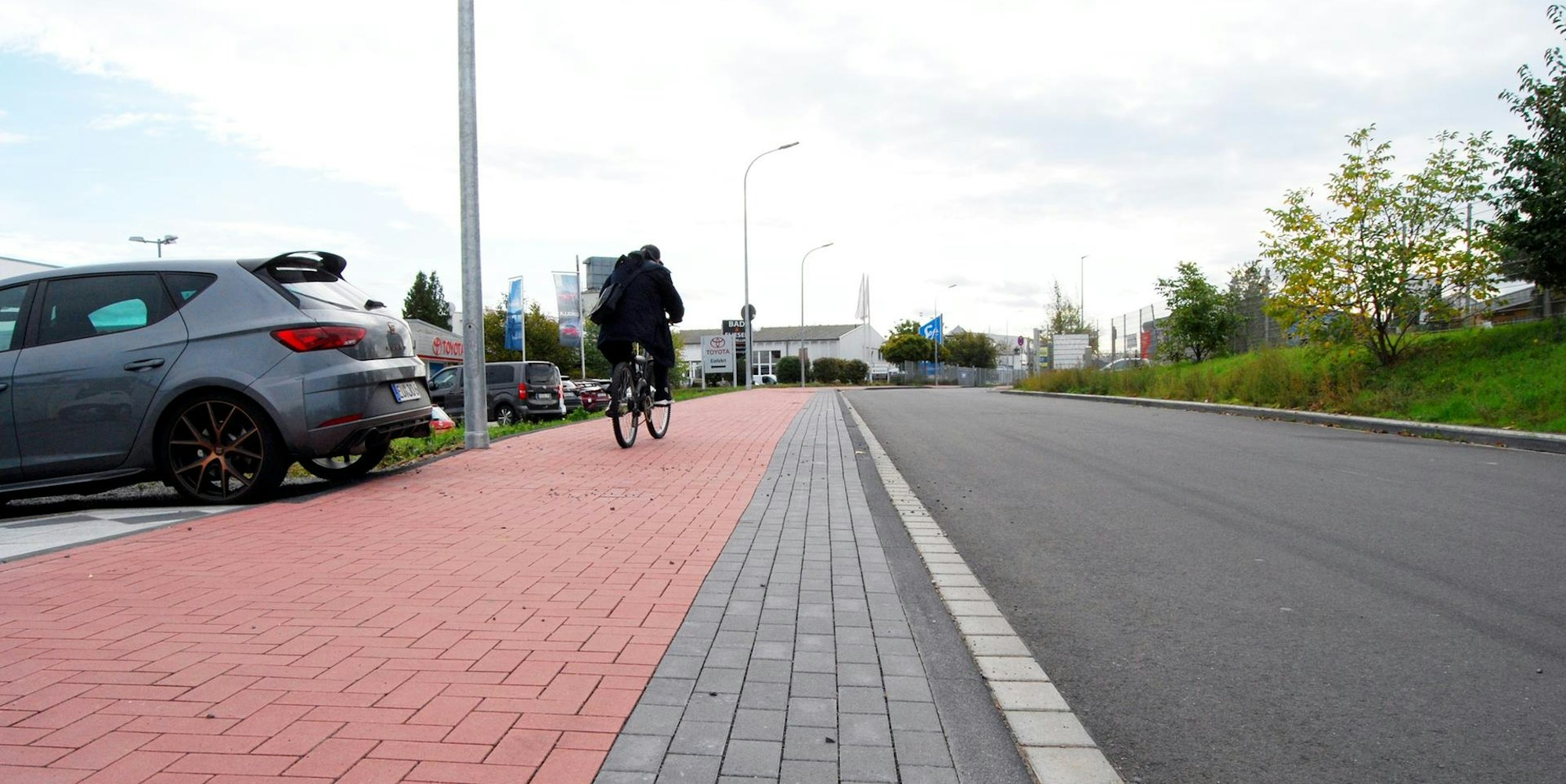 Das Pflaster des neuen Rad-Gehwegs an der Carl-Benz-Straße wird durch Falschparker in Mitleidenschaft gezogen.