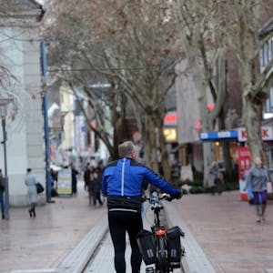 Fahrradfahrer müssen nicht mehr grundsätzlich schieben. Die Fußgängerzone ist von 19 bis 7 Uhr nun für den Radverkehr freigegeben.