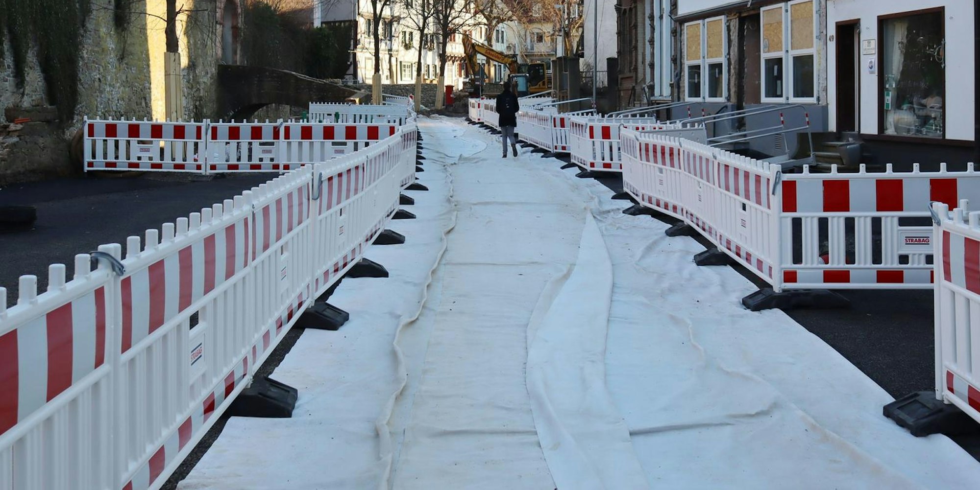Ein weißer „Teppich“ liegt in Bad Münstereifel. Die Folie dient dem Schutz der aktuellen Deckschicht.