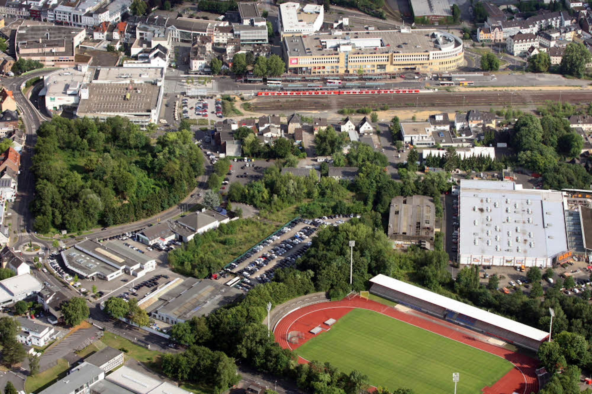 In der Mitte wird gebaut: Die frühere Gießerei soll abgebrochen werden, die Zufahrt von der Johann-Wilhelm-Lindlar-Straße eingerichtet werden. Rechts ist der Obi-Markt, unten die Belkaw-Arena, am oberen Bildrand der S-Bahnhof zu sehen.