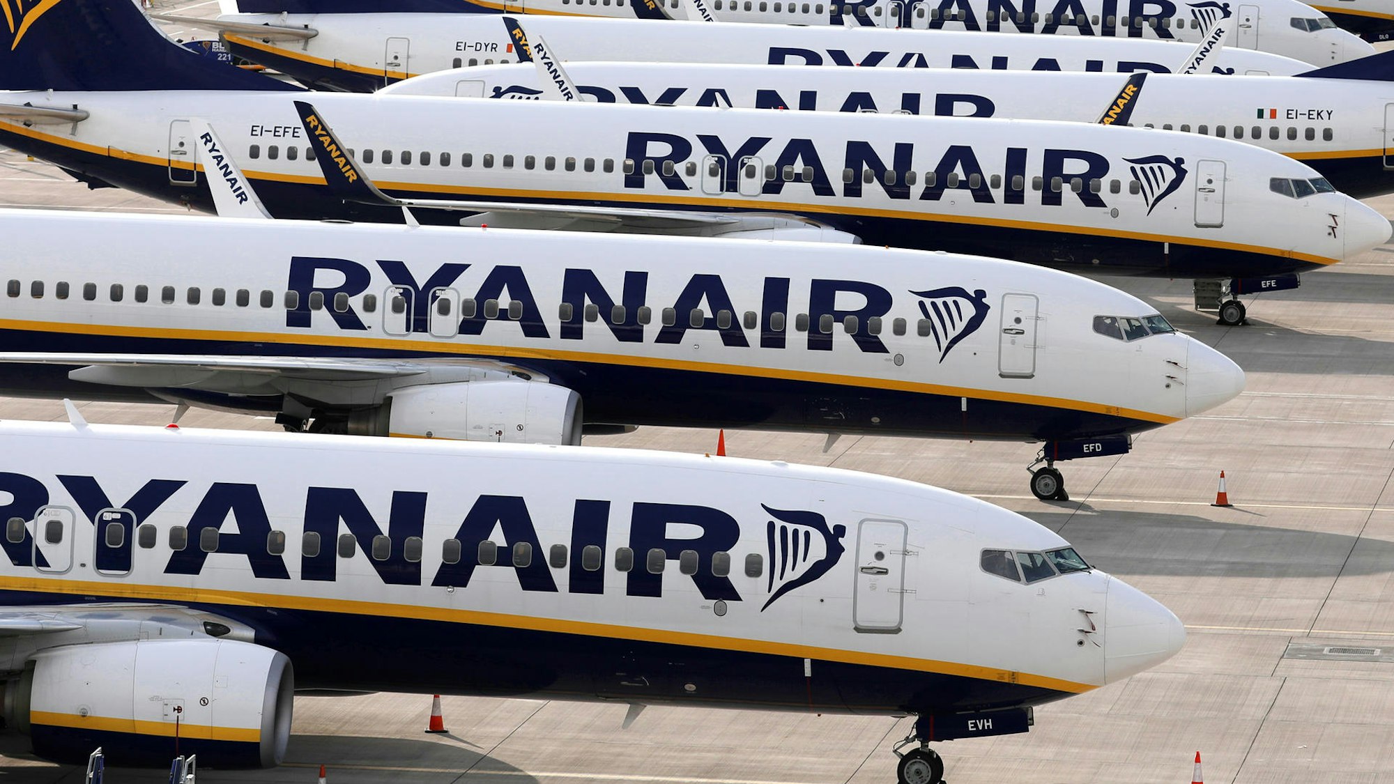Ryanair-Flugzeuge auf dem Rollfeld.