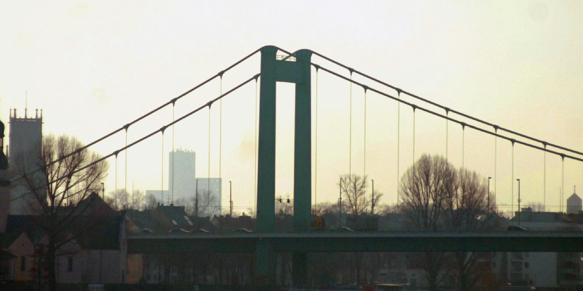 Eine feste Brücke verbindet Köln und Mülheim seit 1929, das Bauwerk war im Eingemeindungsvertrag von 1914 festgeschrieben.