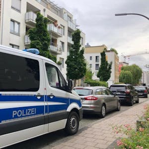 Die Kölner Polizei durchsuchte die Wohnung des Beschuldigten in Zollstock.