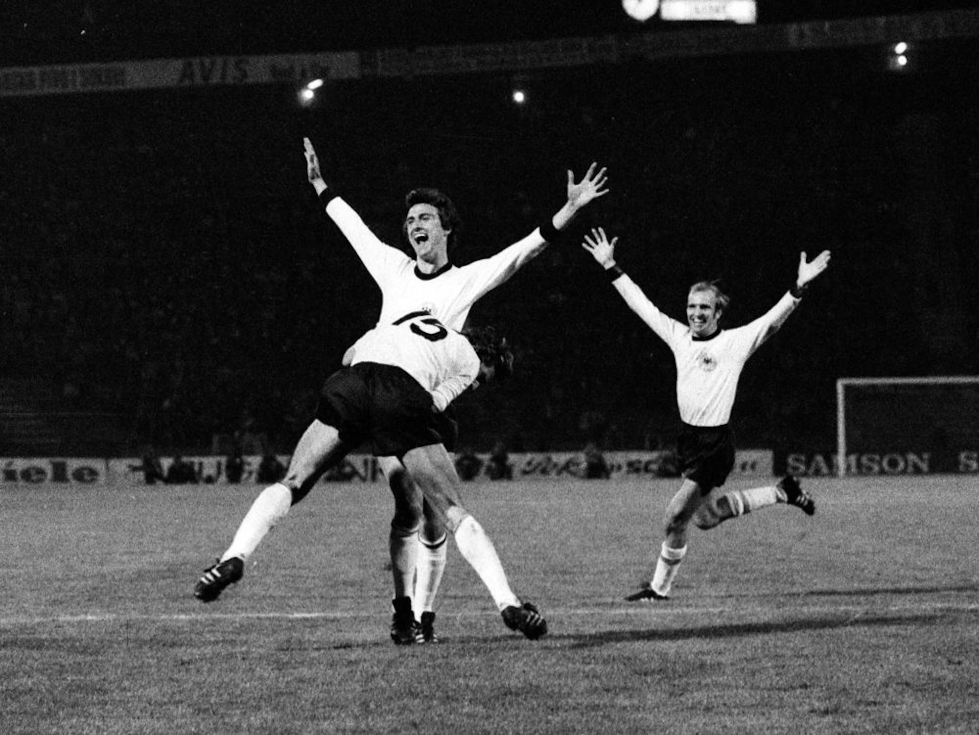 Dieter Müller wird im EM-Halbfinale von Belgrad 1976 nach einem seiner Tore bei seinem Nationalelf-Debüt gegen Jugoslawien von Heinz Flohe bejubelt.