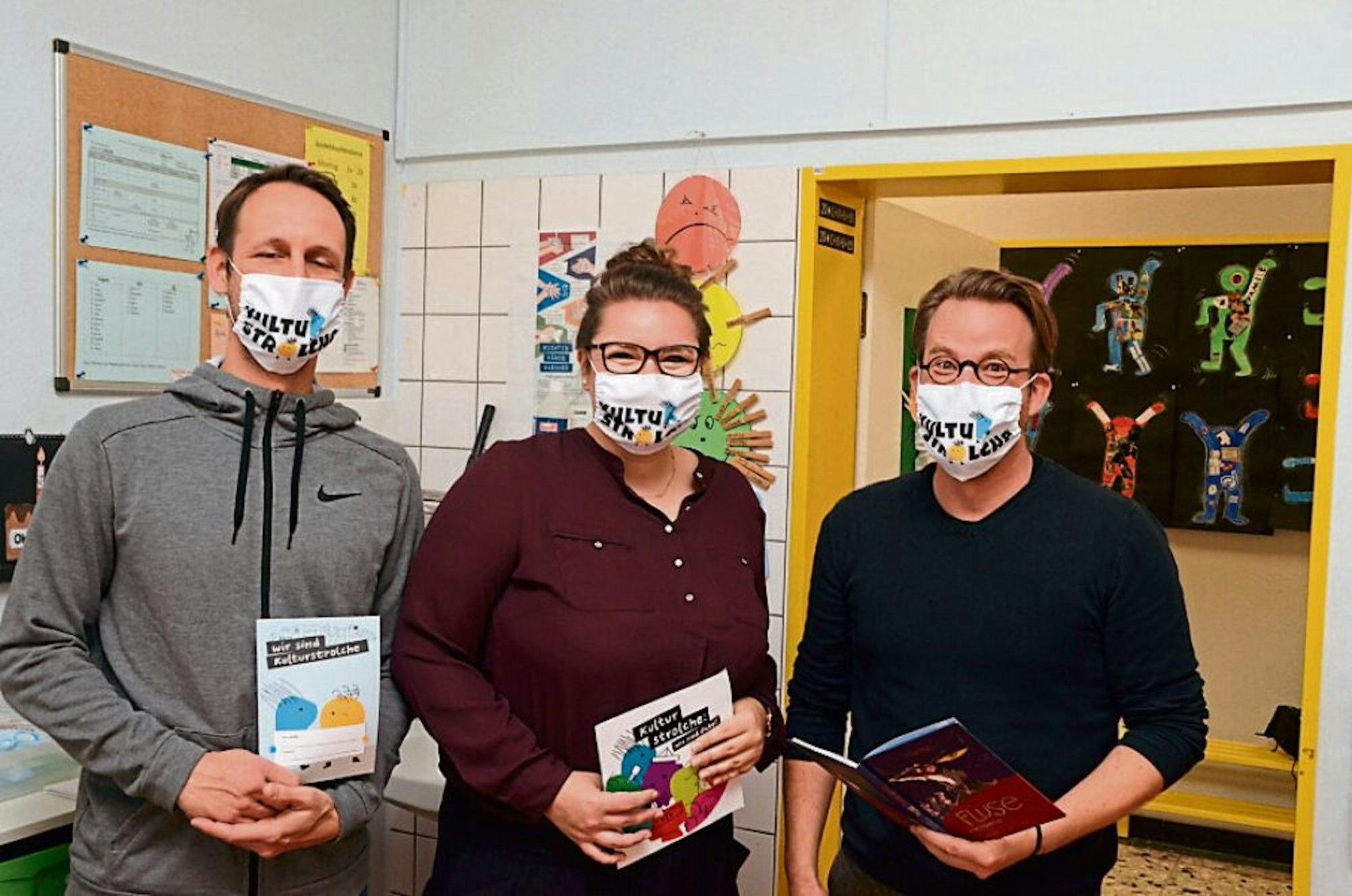 In der Grundschule Eschmar waren (von links) Frank Barion (Stadtbibliothek Troisdorf), Stefanie Rauscher (Kulturstrolche/Kennen Lernen Umwelt Troisdorf) und der Autor Simak Büchel zu Gast.