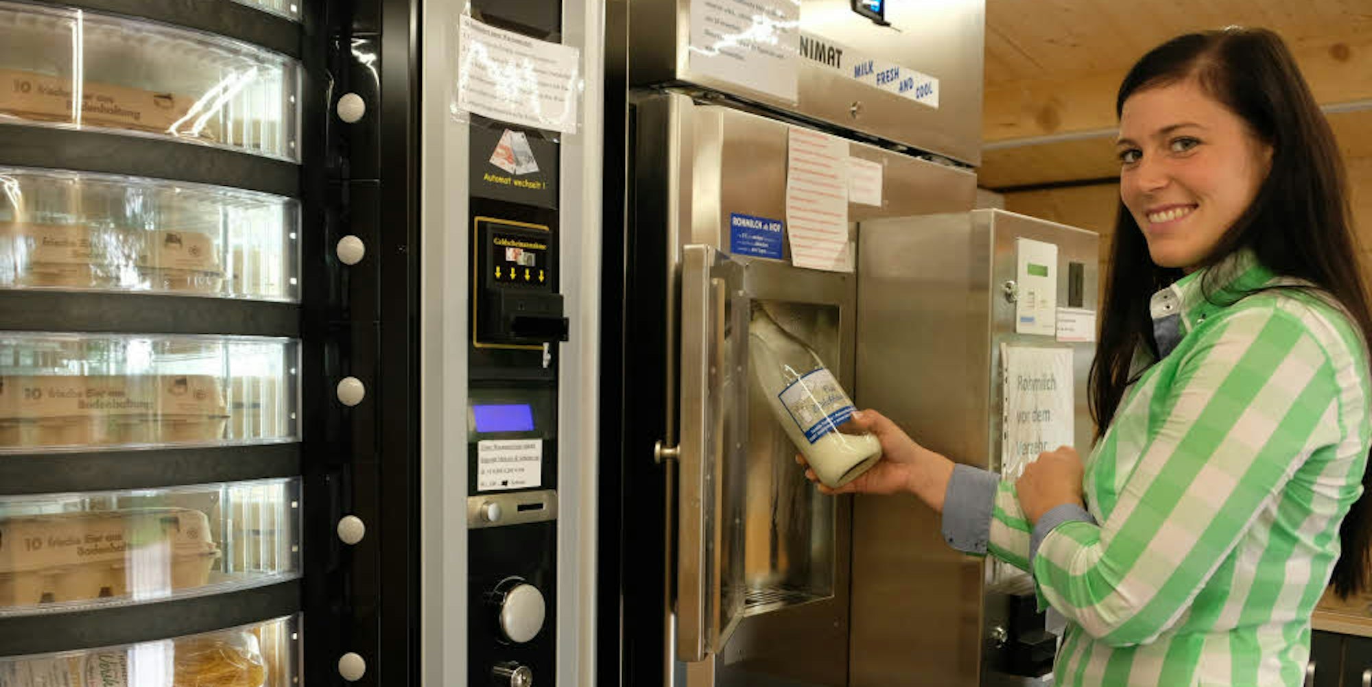 Wer als Kunde kein Gefäß hat, zieht sich eine Flasche am Automaten links, ehe er am Frischmilchautomaten für einen Euro einen Liter Milch zapft. Cornelia Flatten zeigt, wie es geht.