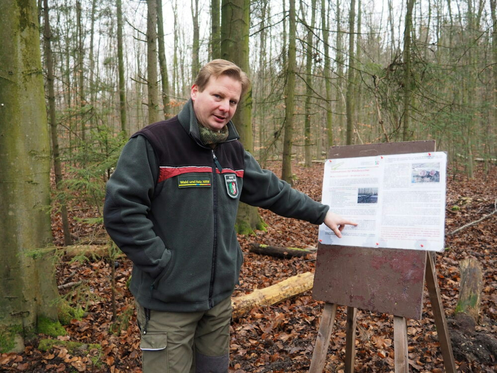 Revierförster Frank Pechtheyden hat Schilder aufgestellt, um die Spaziergänger über die Arbeiten zu informieren.