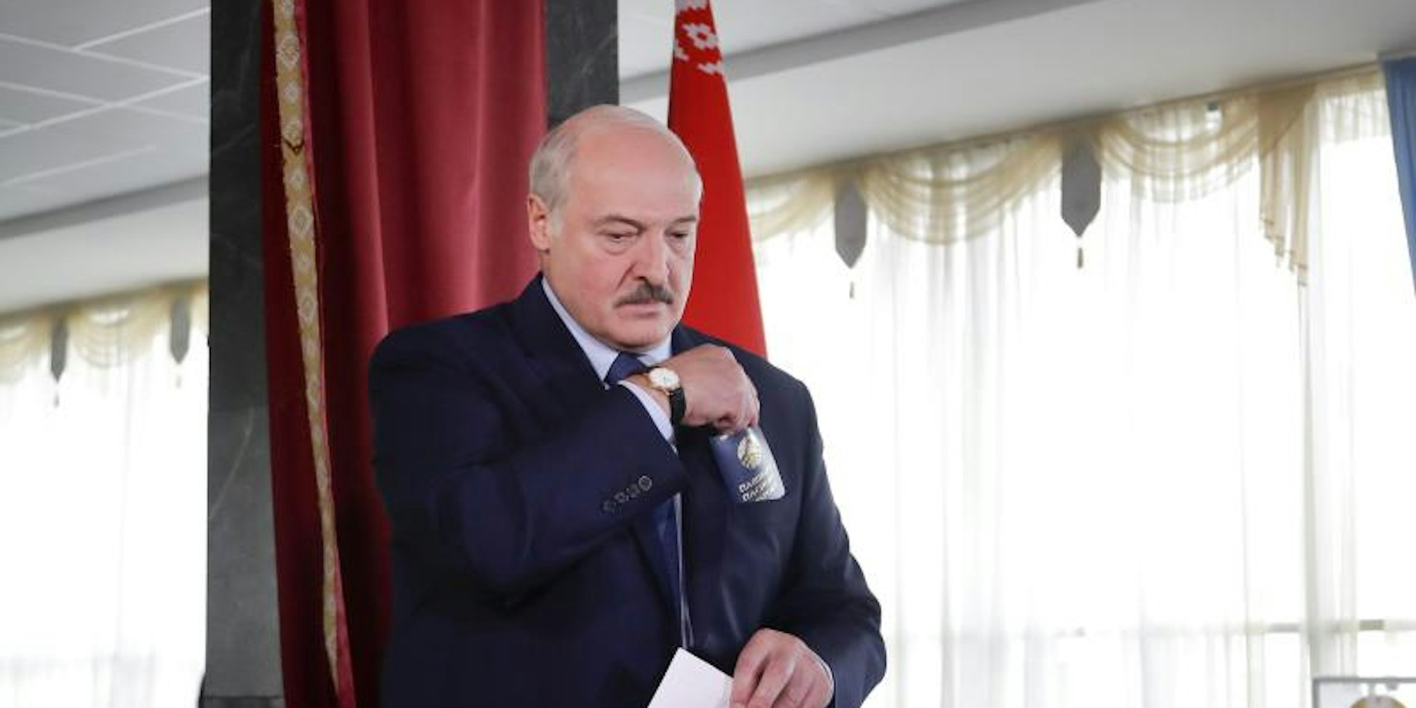 Alexander Lukaschenko in seinem Wahllokal in Minsk.