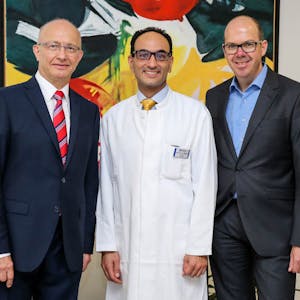 Neuer Chefarzt: Geschäftsführer Frank Dünnwald (r.) verabschiedet Joachim Wustrow (l.) und begrüßt Amir Minovi (M.).