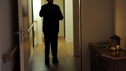 Wie lange kann ein Mensch mit Demenz in seiner Wohnung bleiben? Strenge Regeln gibt es nicht: Nachbarn und Vermieter sollten tolerant sein und helfen.